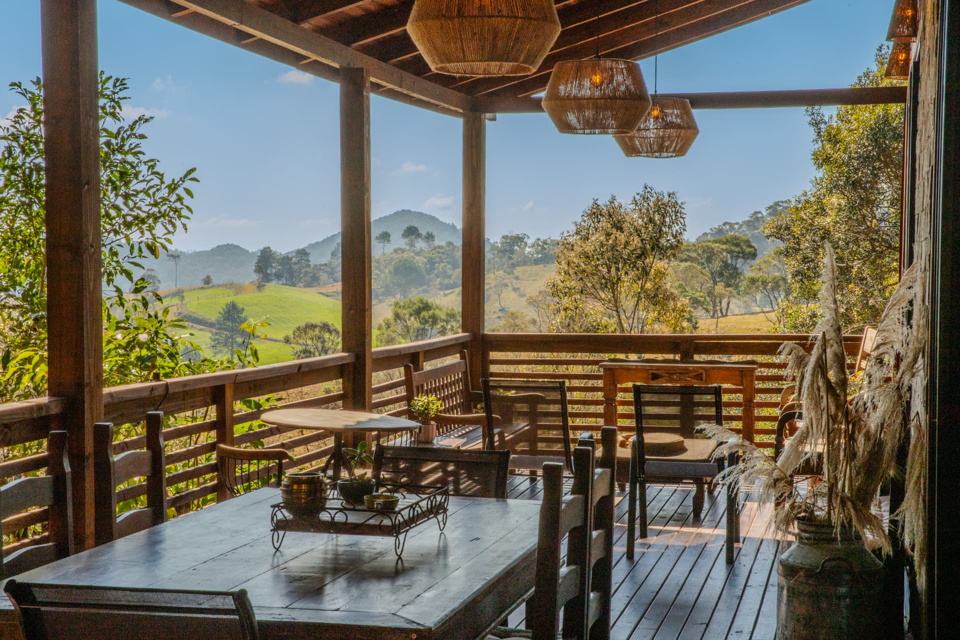 Varanda coberta com vista para os vales verdes